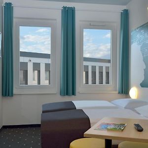 Zimmer mit Kingsize-Bett